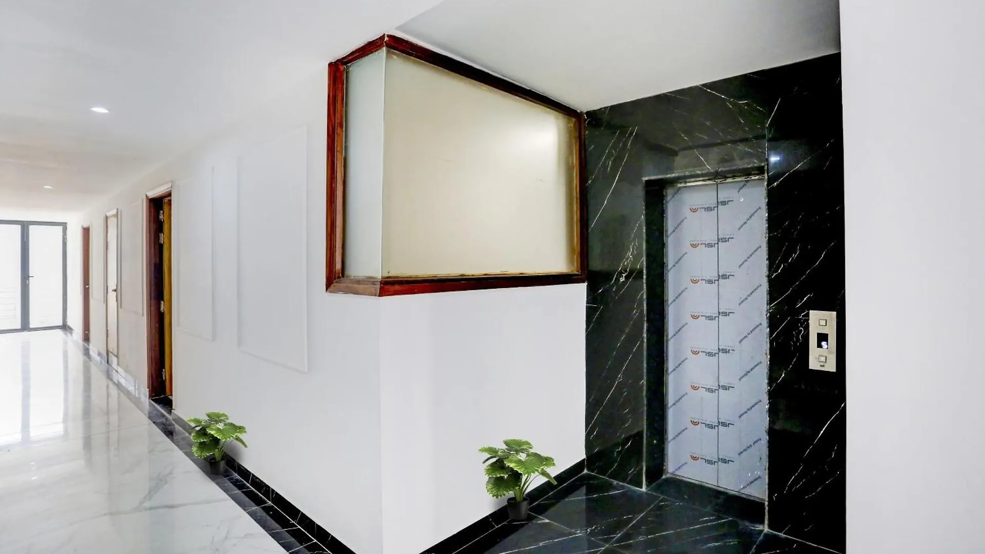 Townhouse Royal Suites Near Aravali Biodiversity Park Gurgaon 3*,
